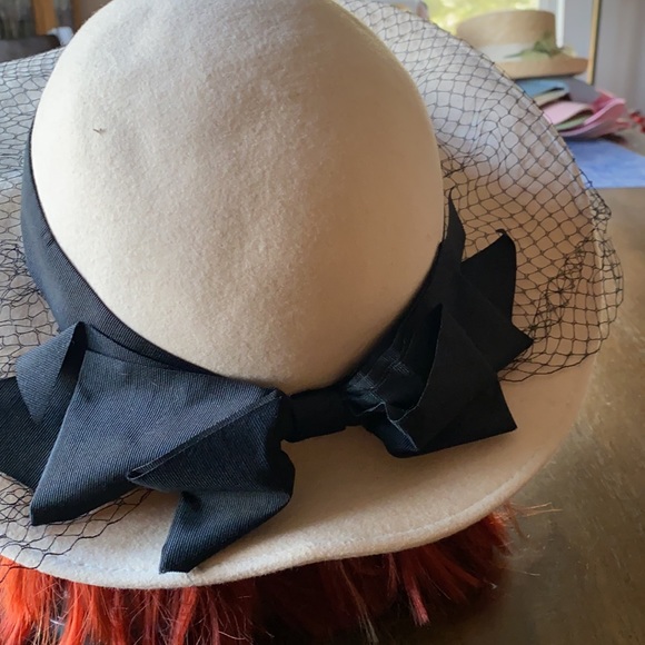 White and black hat - Picture 2 of 5